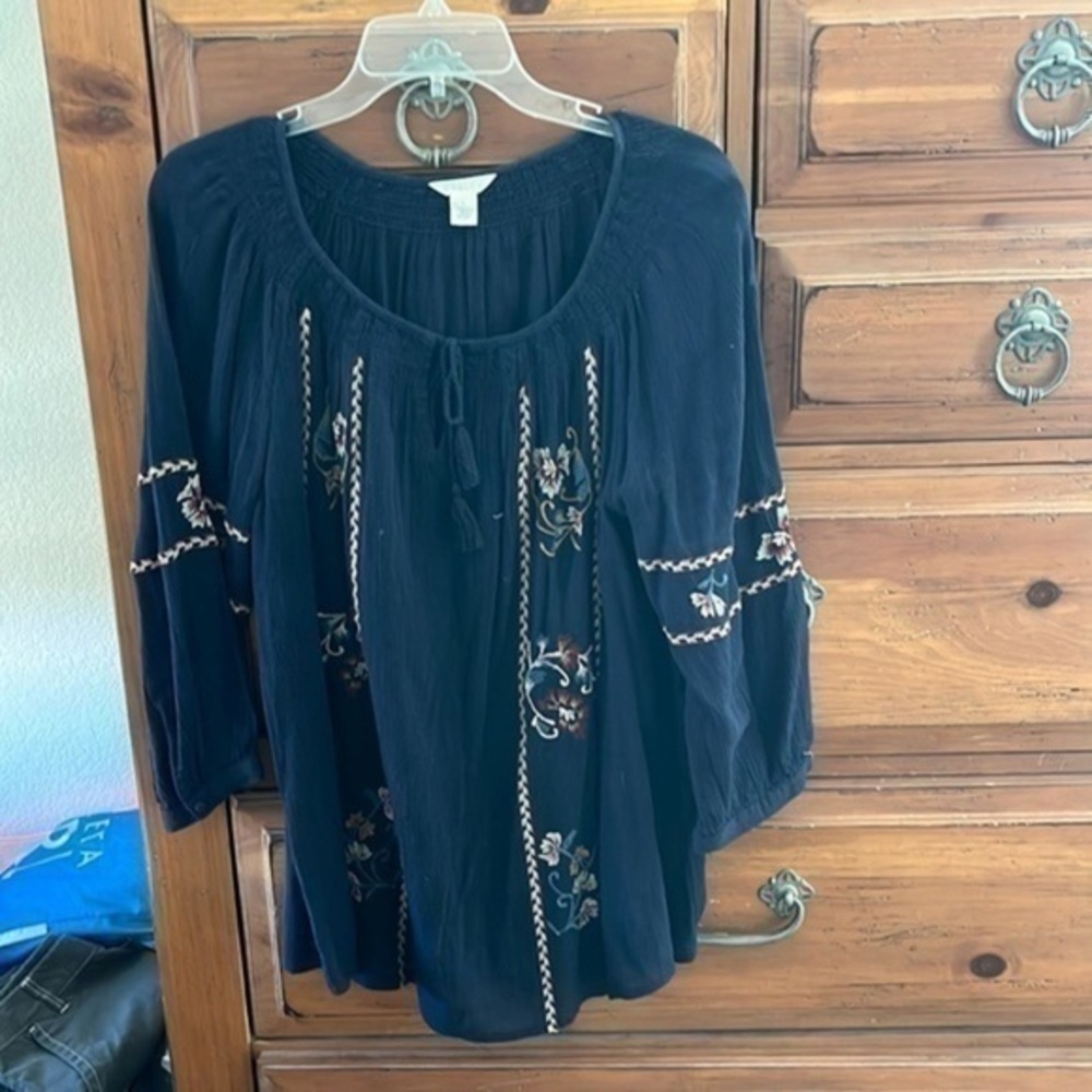 Caslon Women’s Navy Blue Peasant Top With Embroidered Flowers Size Large NWOT